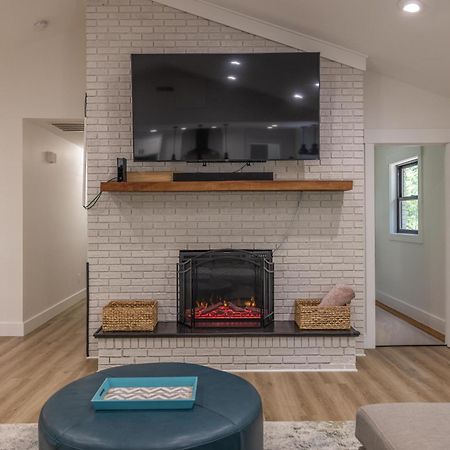 アシュビル Mid-Century Modern Impeccable Remodel With Hot Tubヴィラ エクステリア 写真