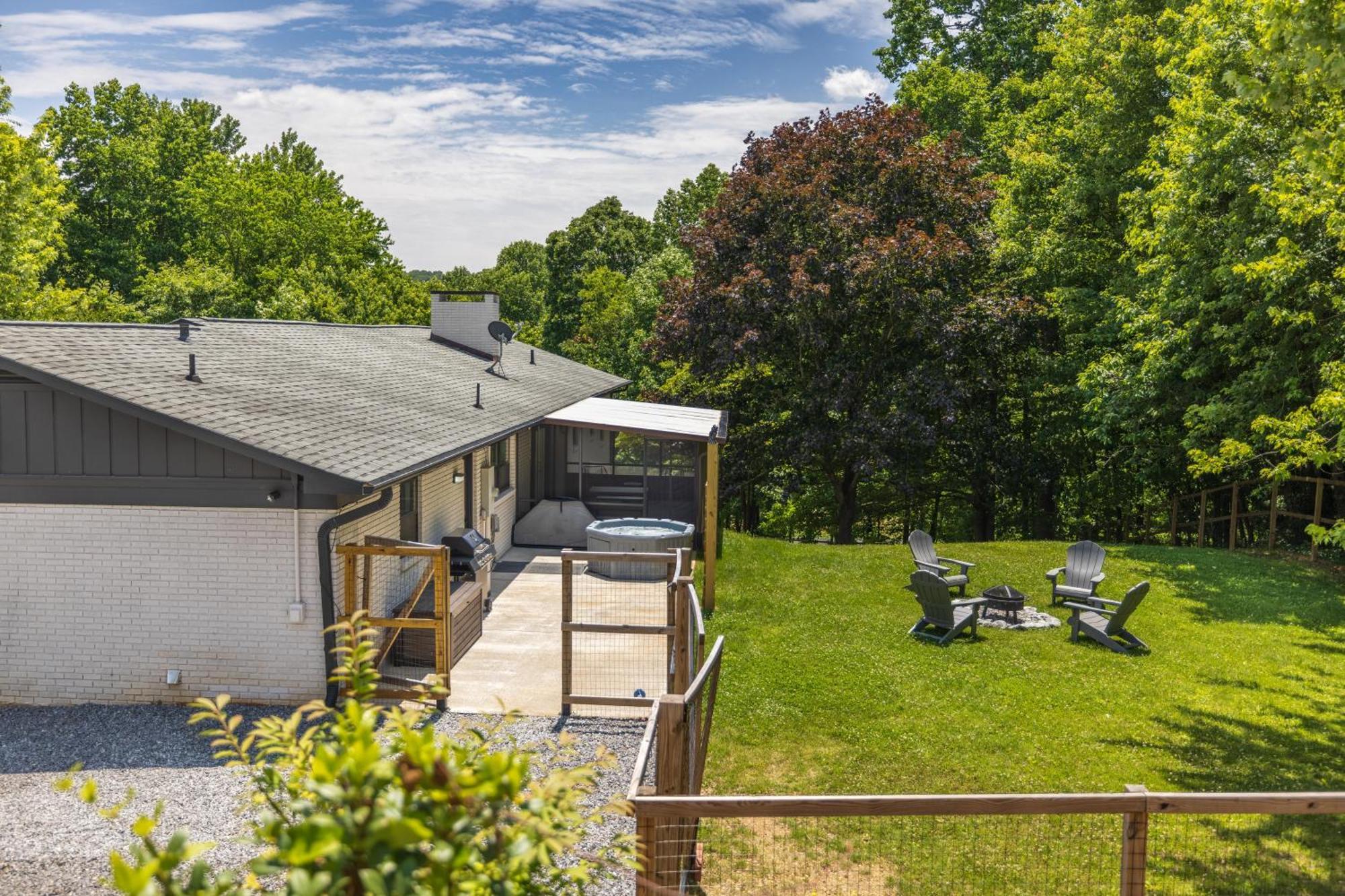 アシュビル Mid-Century Modern Impeccable Remodel With Hot Tubヴィラ エクステリア 写真