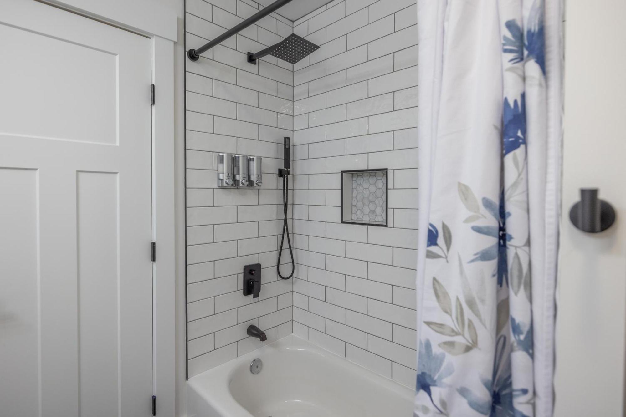 アシュビル Mid-Century Modern Impeccable Remodel With Hot Tubヴィラ エクステリア 写真