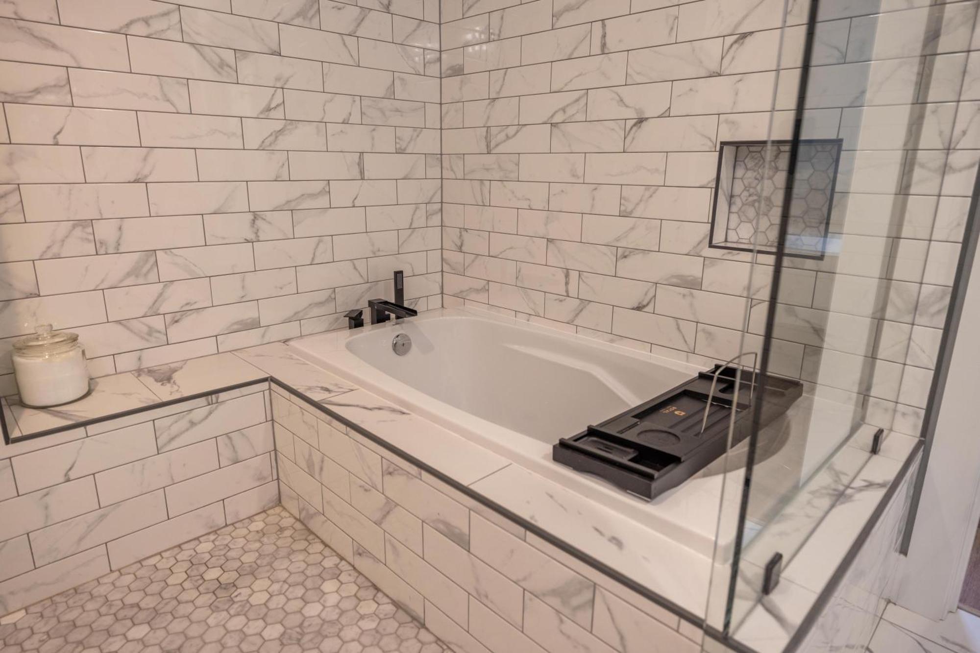 アシュビル Mid-Century Modern Impeccable Remodel With Hot Tubヴィラ エクステリア 写真