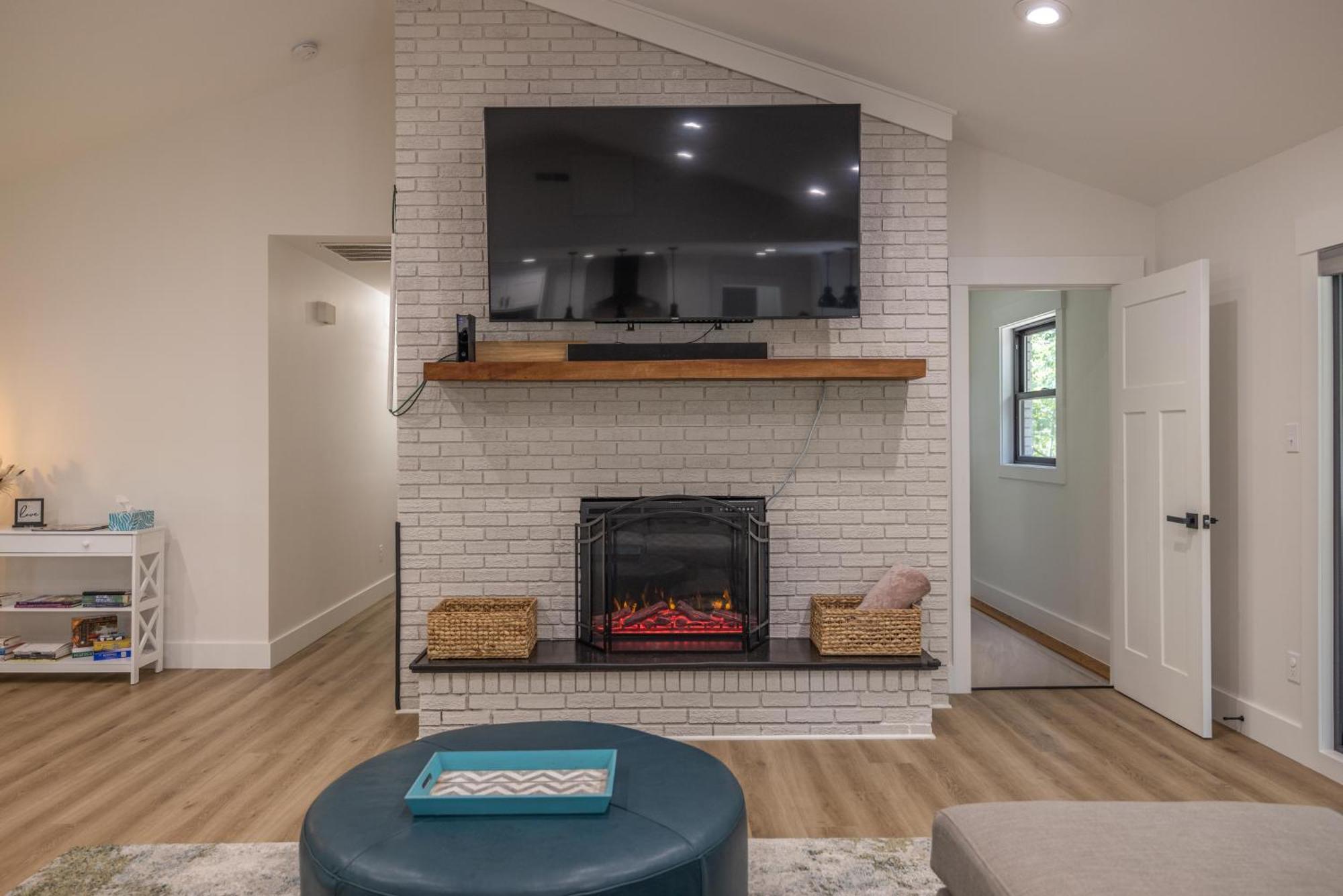 アシュビル Mid-Century Modern Impeccable Remodel With Hot Tubヴィラ エクステリア 写真
