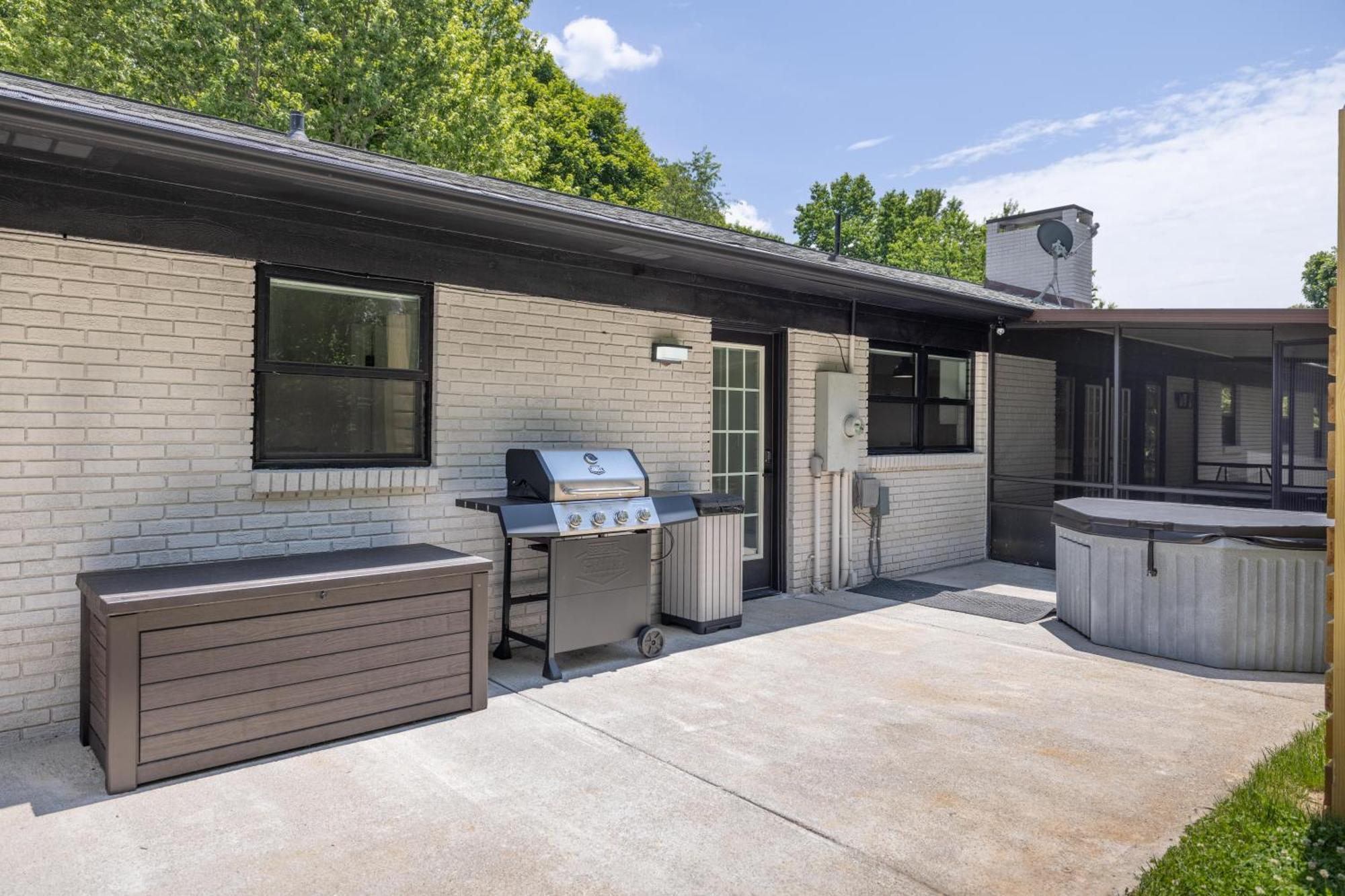 アシュビル Mid-Century Modern Impeccable Remodel With Hot Tubヴィラ エクステリア 写真